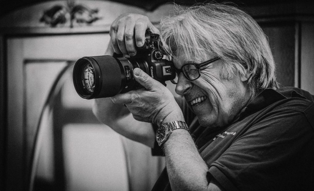 Der Fotograf mit seiner Kamera